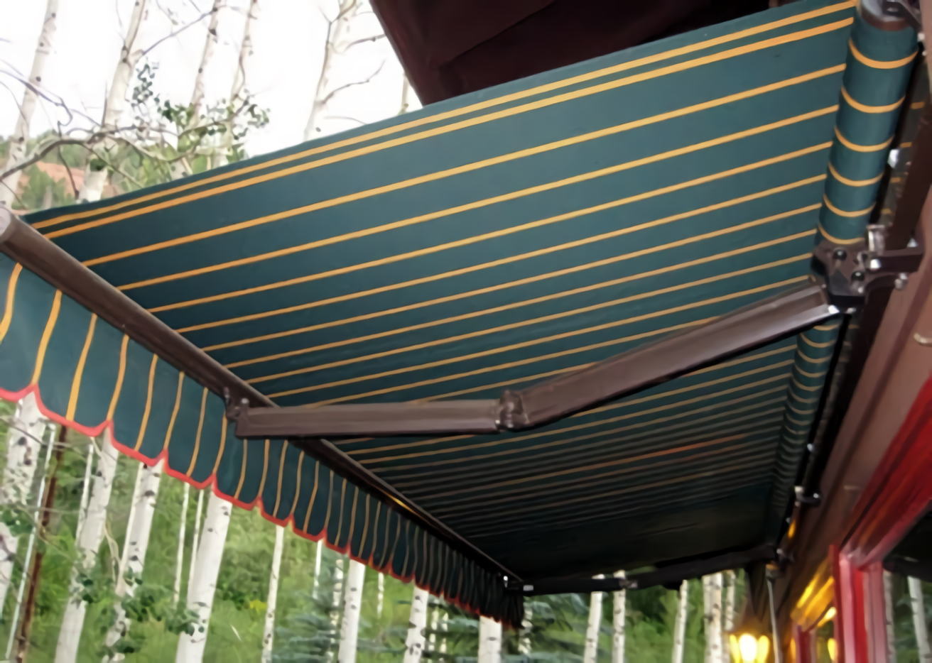 Pemasangan awning gulung hasil rapi dan profesional