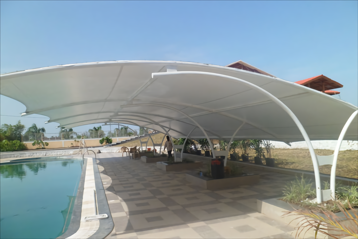 Desain kanopi membrane quarter round elegan dan tahan cuaca